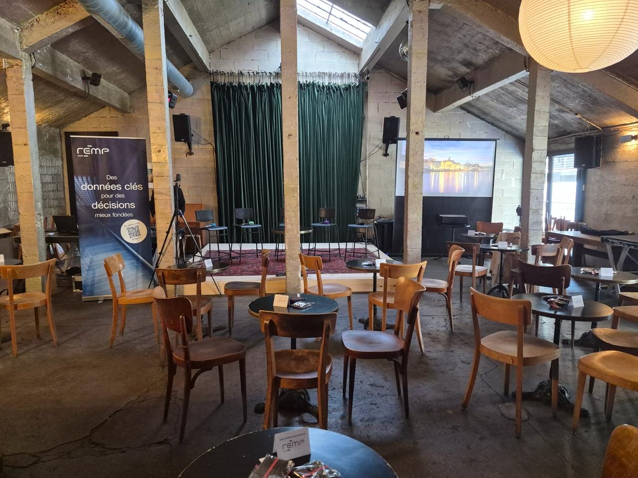 La salle de La Datcha, à Lausanne, avant l’ouverture des portes du Meilleur du Podcast 2026.